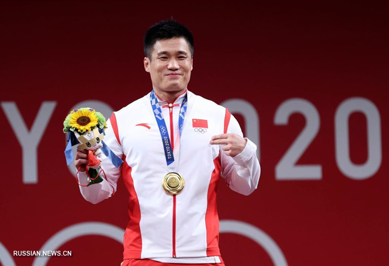 Китайский спортсмен Люй Сяоцзюнь завоевал золото в весовой категории до 81 кг на Олимпийских играх в Токио