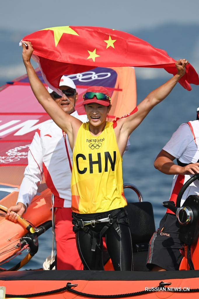 Китаянка Лу Юньсю завоевала золото в классе RS:X в парусном спорте на Олимпийских играх в Токио