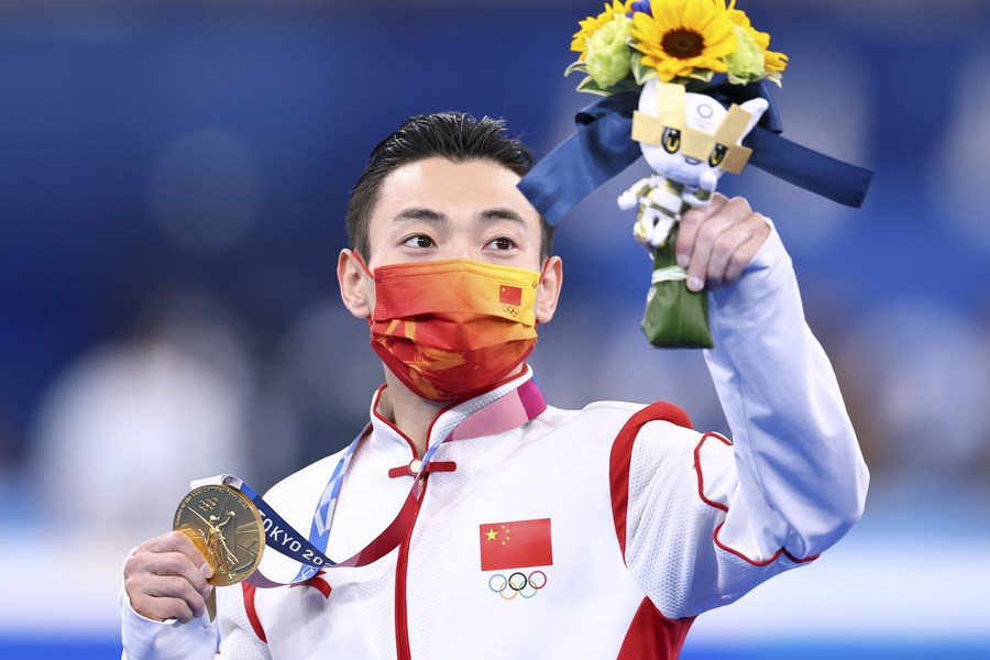 Китаец Цзоу Цзинюань завоевал золото в упражнениях на брусьях на Олимпийских играх в Токио