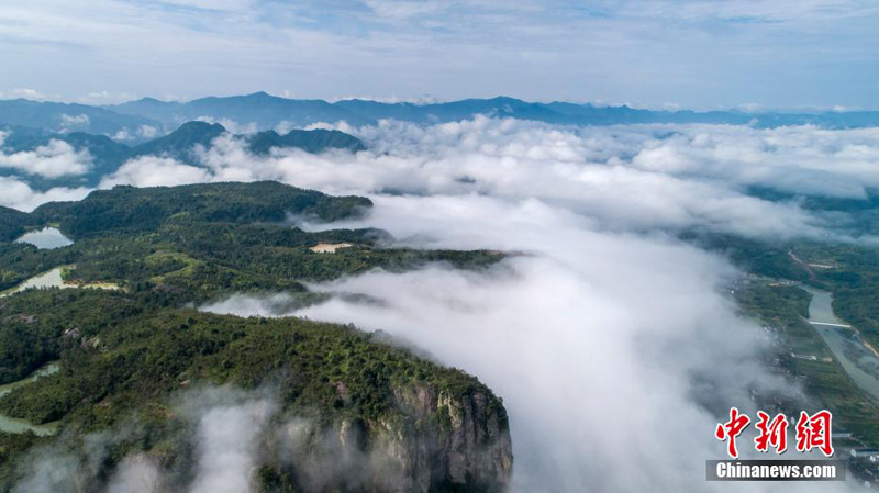 Сказочные облака над горами на востоке Китая