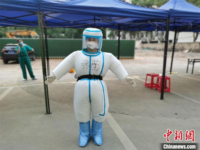 Медицинские работники надели специальные летние защитные костюмы для сбора проб в тестировании на COVID-19 