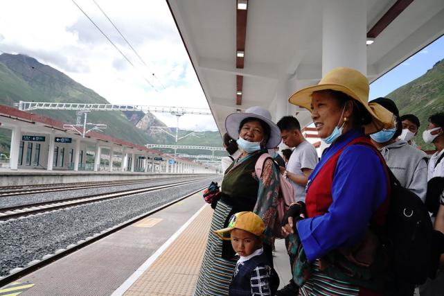Вдоль железных дорог Тибета активно развиваются индустрии