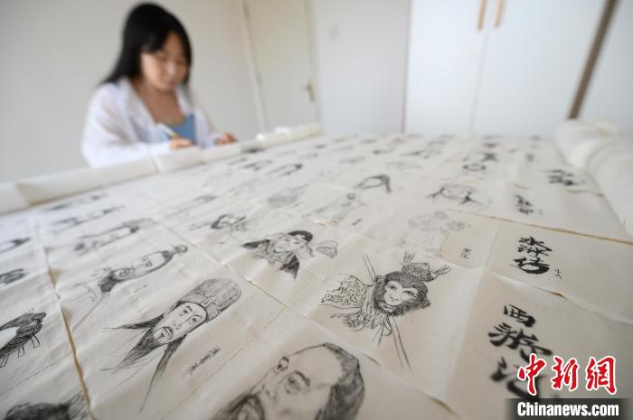 Китаянка рисует литературных героев на туалетной бумаге