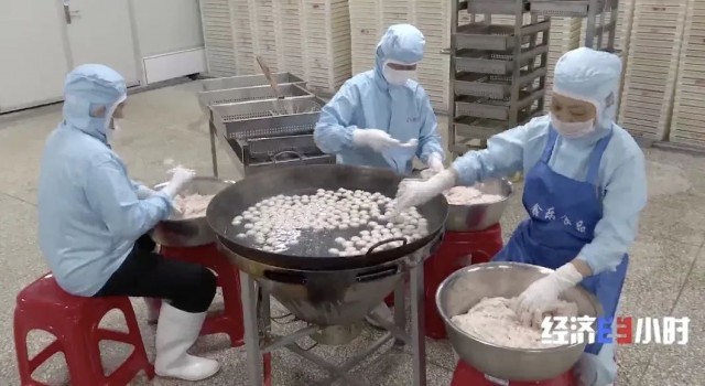 Китаянка построила успешный бизнес по изготовлению рыбных шариков традиционным способом 