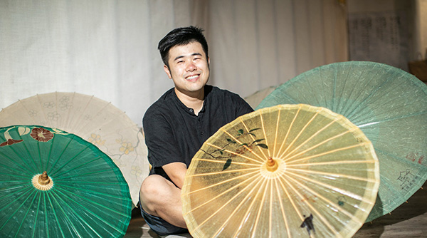 Китаец изготавливает бумажные зонтики в горных просторах деревни Танбу