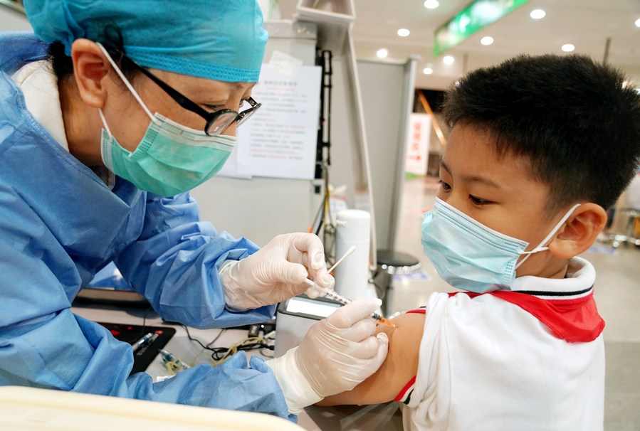 В Китае введено более 2,1 млрд доз вакцин от COVID-19
