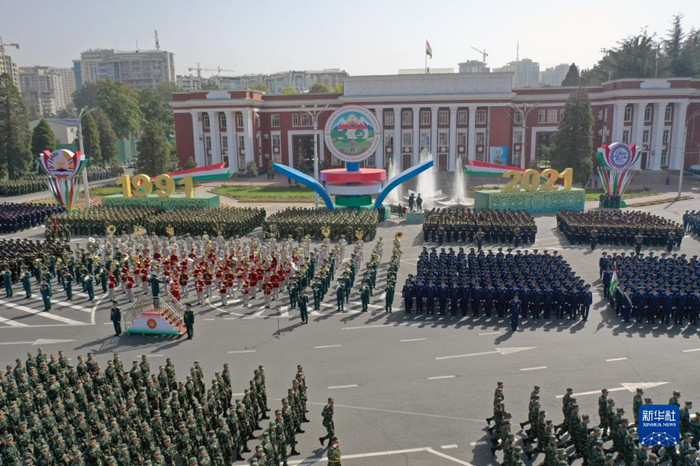 Военный парад прошел в Таджикистане по случаю 30-й годовщины государственной независимости