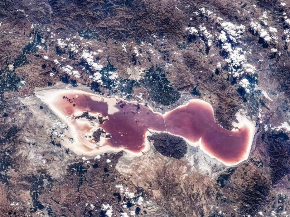 Озеро Урмия (Иран) – второе по величине соленое озеро в мире.