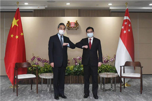 Ван И встретился с вице-премьером Сингапура Хэн Сви Китом
