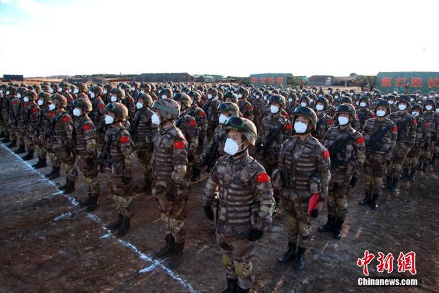 Фото: китайские военнослужащие, принимающие участие в учениях. 