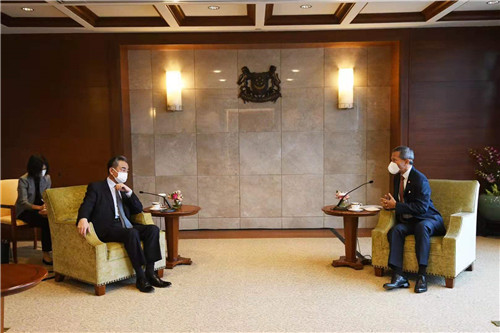 Ван И встретился с главой МИД Сингапура В. Балакришнаном