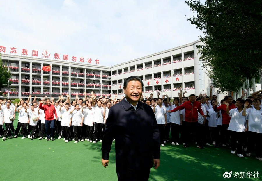 Си Цзиньпин призвал к обеспечению всестороннего развития учащихся средней школы