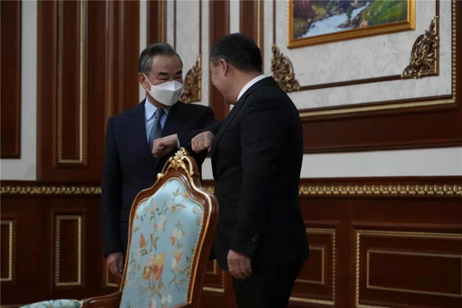 Президент Кыргызстана С. Жапаров встретился с Ван И