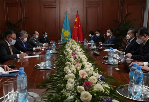 Ван И встретился с вице-премьером, главой МИД Казахстана М. Тлеуберди