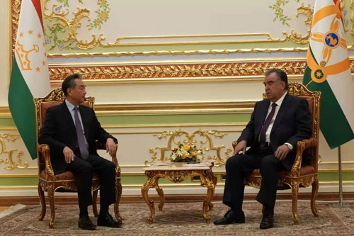 Президент Таджикистана Э. Рахмон провел встречу с Ван И