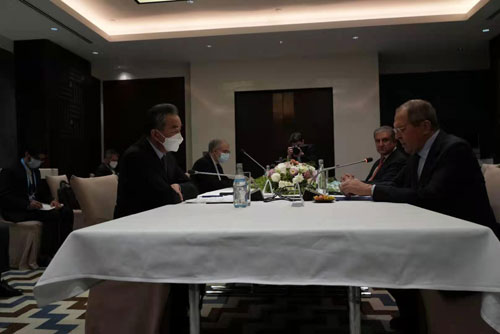 Ван И присутствовал на неофициальной встрече с участием Китая, России, Пакистана и Ирана, посвященной Афганистану