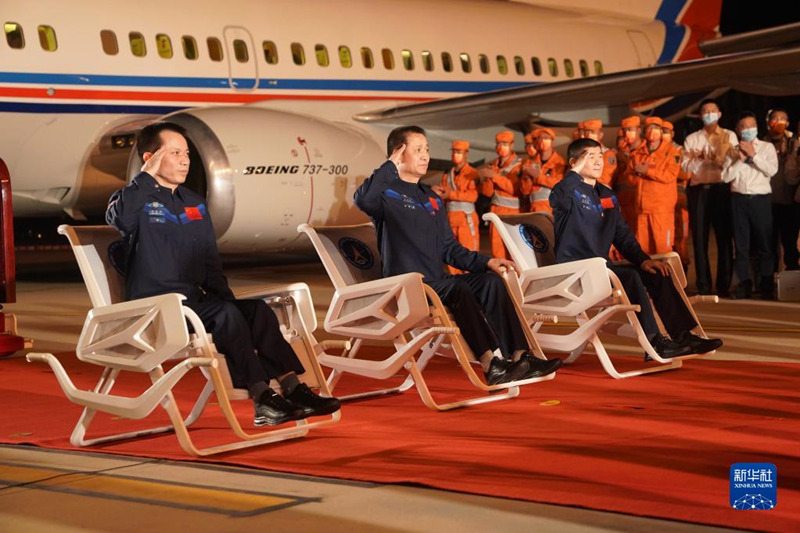 Три тайконавта космического корабля «Шэньчжоу-12» прибыли в Пекин для прохождения медицинской изоляции  