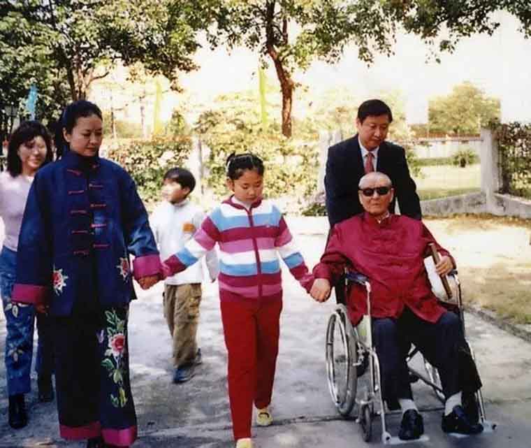 Семейный снимок: Си Цзиньпин, его отец Си Чжунсюнь, супруга Пэн Лиюань и их дочь.
