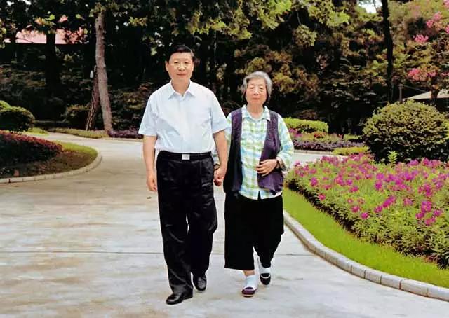 Си Цзиньпин со своей матерью Ци Синь на прогулке.