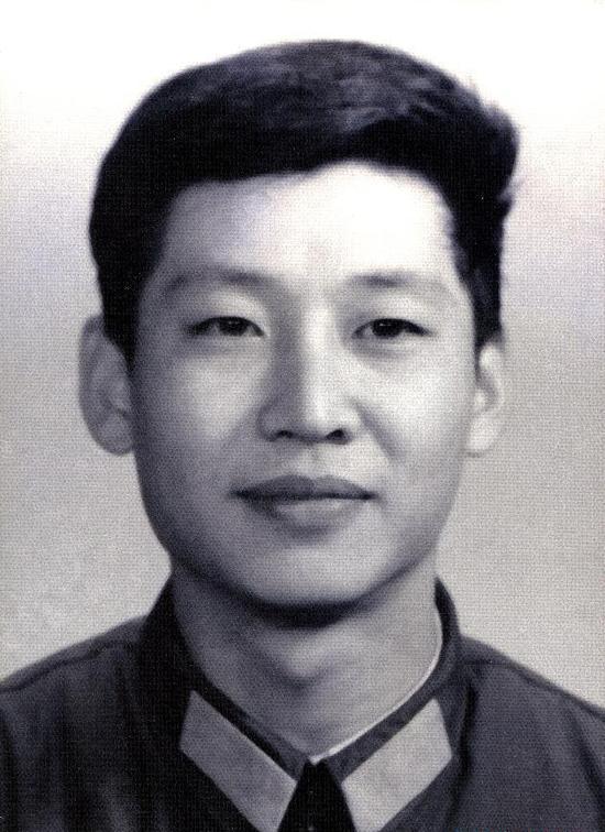 Этот снимок был сделан в 1979 году, когда Си Цзиньпин служил в Канцелярии Военного совета ЦК КПК.