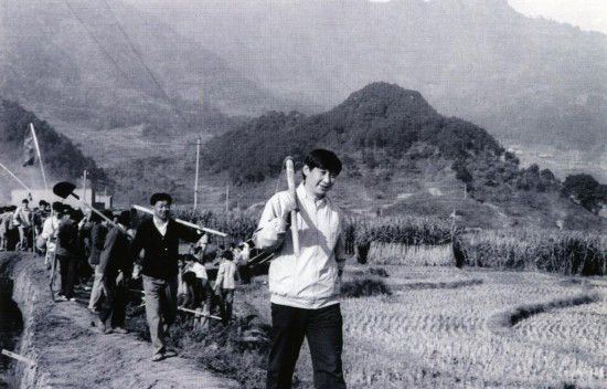 Си Цзиньпин трудился вместе с местными жителями в 1989 году, когда он был секретарем парткома округа Ниндэ провинции Фуцзянь.