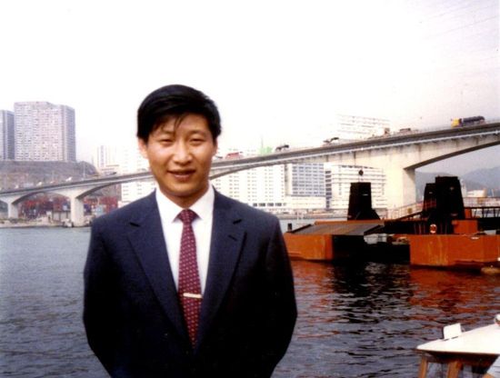 Этот снимок был сделан во время заграничной поездки. Тогда Си Цзиньпин был на посту вице-мэра города Сямэнь провинции Фуцзянь.