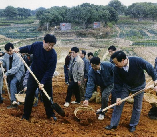 Этот снимок был сделан в декабре 1995 года в уезде Миньхоу, когда Си Цзиньпин участвовал в работах по укреплению противопаводкововой плотины в нижнем течении реки Миньцзян. В то время он занимал должности заместителя секретаря парткома провинции Фуцзянь и секретаря парткома г. Фучжоу.