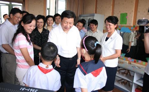 В сентябре 2007 года тоглашний секретарь парткома города  Шанхай Си Цзиньпин посетил школу для глухих детей "Циъинь" района Миньхан г. Шанхай, где он встретился с воспитанниками в теплой обстановке.