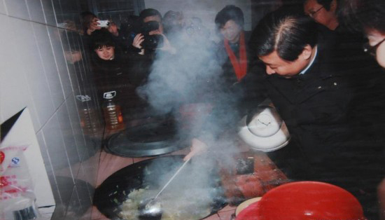 Этот снимок был сделан в январе 2007 года в доме для престарелых поселка Пинду уезда Циньюань провинции Чжэцзян. Как секретарь парткома провинции, Си Цзиньпин лично занялся приготовлением еды для престарелых.
