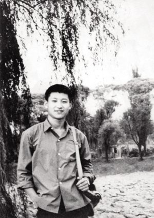 Этот снимок был сделан в 1972 году, когда Си Цзиньпин вернулся в Пекин навестить родствеников из деревни в провинции Шэньси, где он трудился в производственной бригаде.