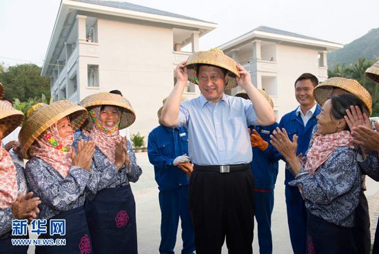 9 апреля 2013 года во время инспекционной поездки на остров Хайнань Си Цзиньпин с радостью надел бамбуковую шляпу, подаренную местными жителями национальности ли в культурно-производственном парке "Розовые мотивы" "Ланьдэ" в районе залива Ялунвань.