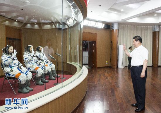 11 июня 2013 года Си Цзиньпин наблюдал запуск пилотируемого космического корабля "Шэньчжоу-10" в космодроме Цзюцюань и помахал рукой стартующим космонавтам Не Хайшэну, Чжан Сяогуану, и Ван Япин в знак приветствия.