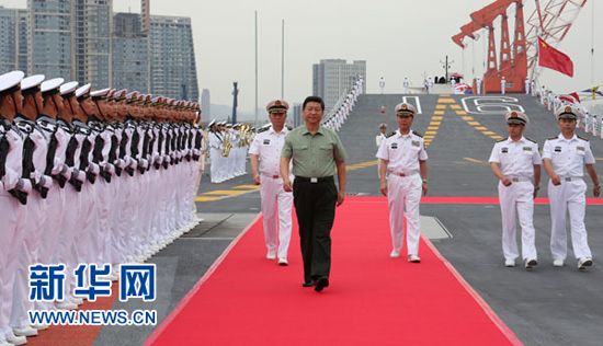 28 августа 2013 года Си Цзиньпин принял парад матросов на первом китайском авианосце "Ляонин".