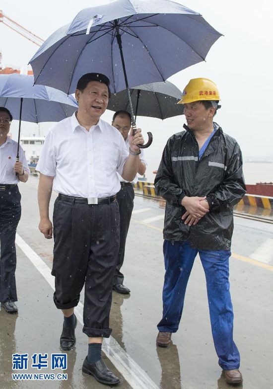 21 июля 2013 года Си Цзиньпин под дождем прибыл в контейнерный терминал "Янло" нового порта г. Ухань во время своей инспекционной поездки в провинцию Хубэй, где  изучал ситуацию с всесторонним углублением реформ и функционированием экономики. 