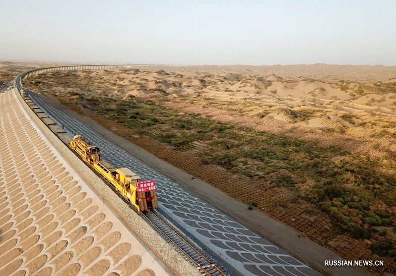 Завершены работы по укладке рельсов на крупной железной дороге в китайском Синьцзяне