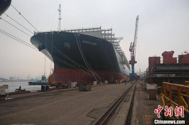 Контейнеровоз Ever Given прибыл в порт Циндао на ремонт 