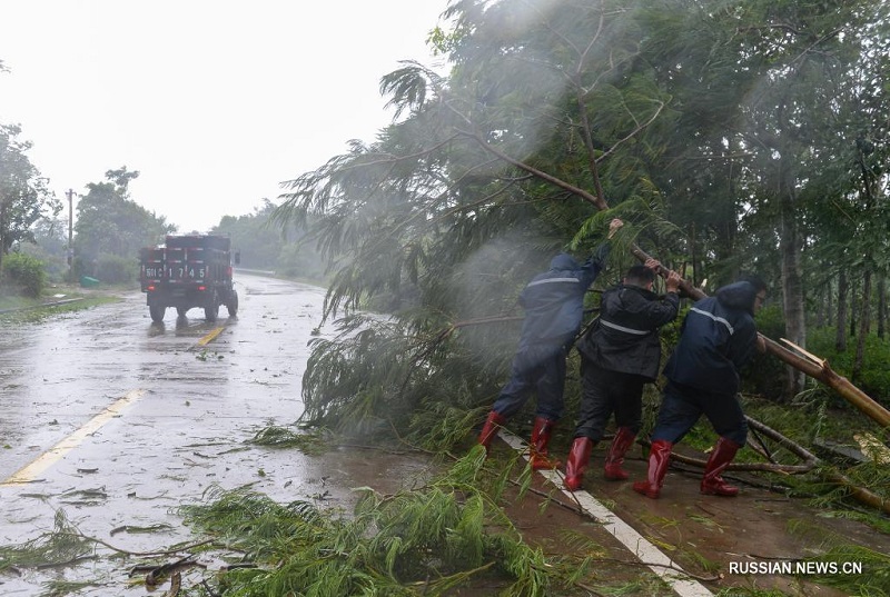 Тайфун "Компасу" достиг суши в районе поселка Боао провинции Хайнань