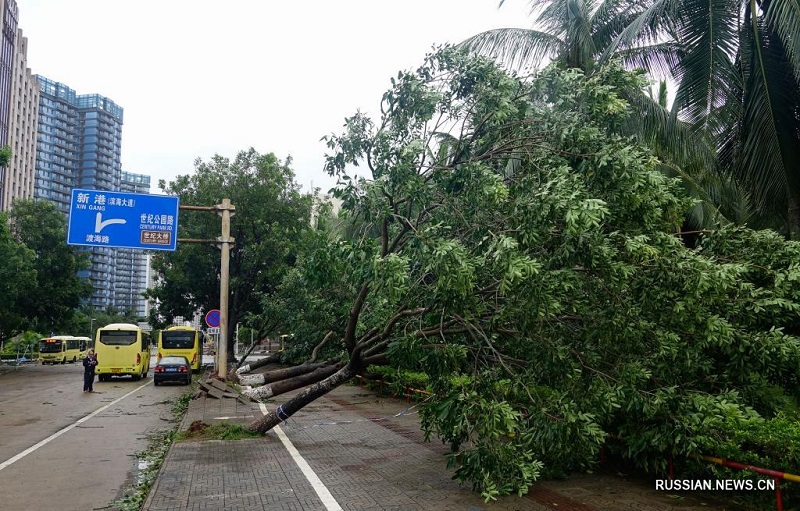 Тайфун "Компасу" достиг суши в районе поселка Боао провинции Хайнань