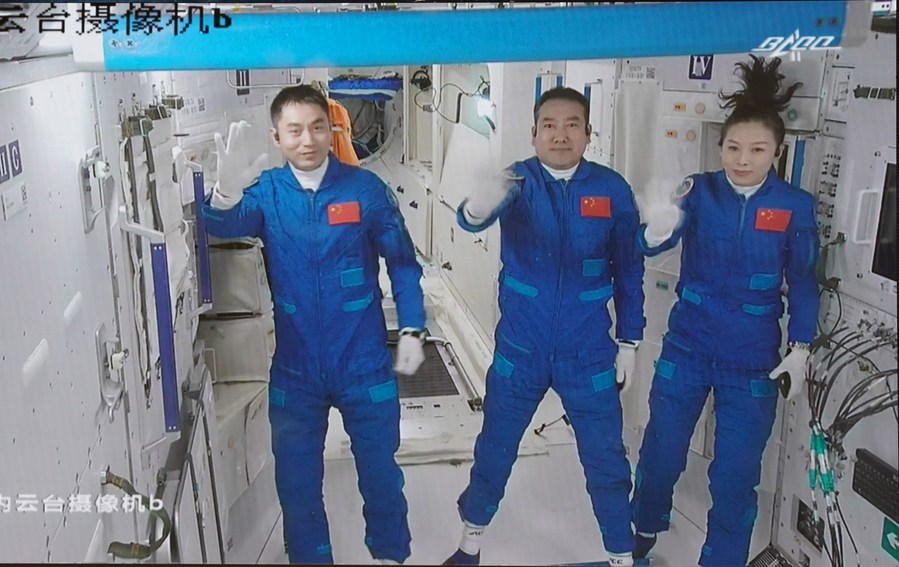 Космонавты пилотируемого корабля "Шэньчжоу-13" вошли в грузовой корабль "Тяньчжоу-3"