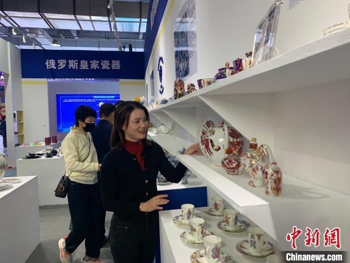 В “фарфоровой столице” открылась Цзиндэчжэньская международная выставка керамики