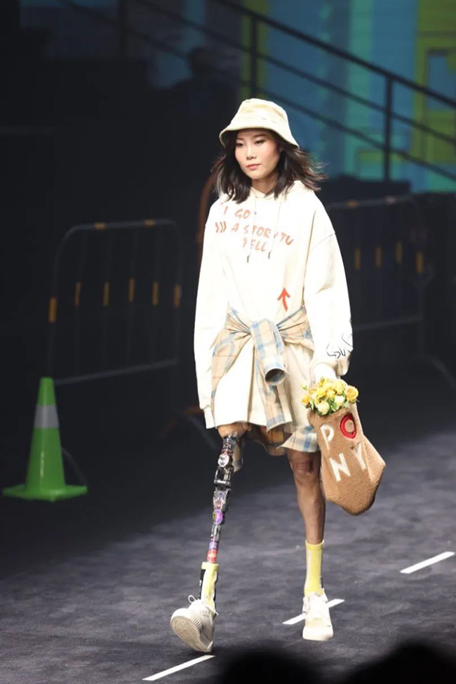 Девушка с ампутированной ногой, выжившая при землетрясении в китайском Вэньчуане, стала моделью