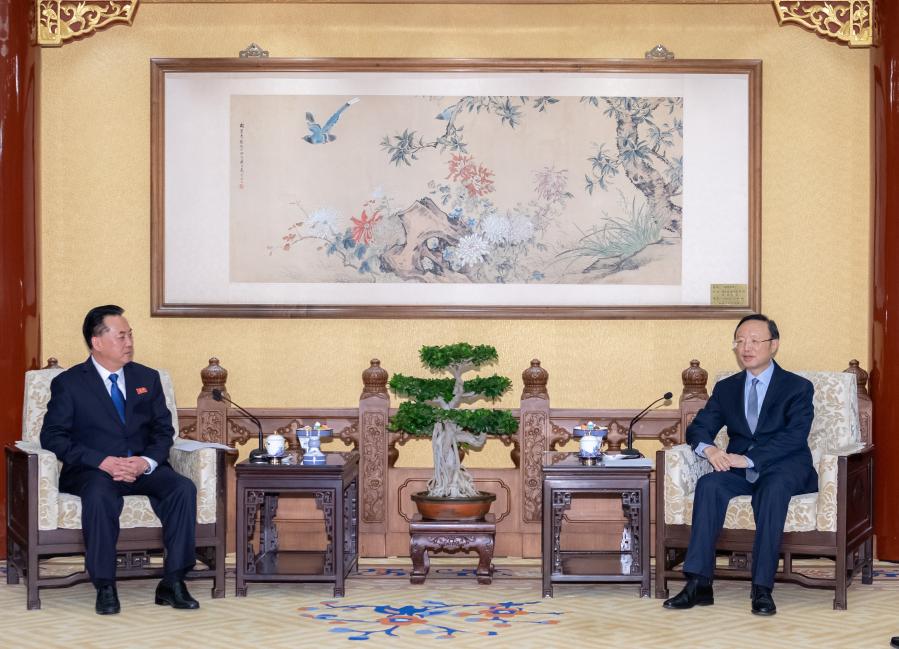 Ян Цзечи встретился с послом КНДР в Китае