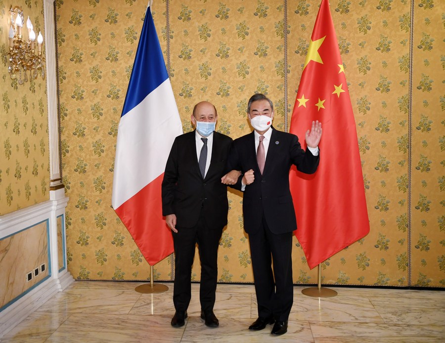 Ван И встретился с министром иностранных дел Франции Ж.-И. Ле Дрианом