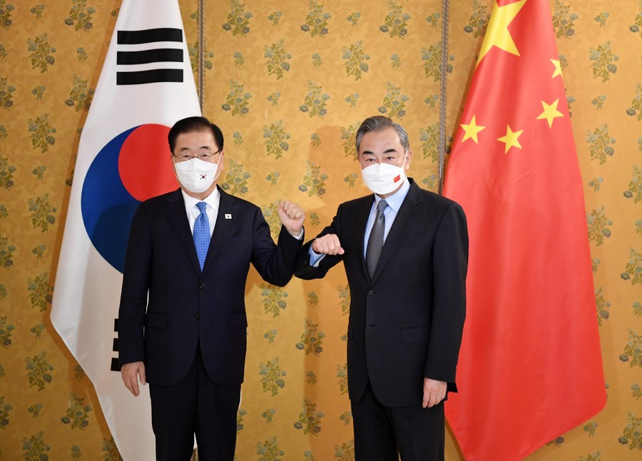 Ван И встретился с министром иностранных дел Республики Корея Чон Ый Еном