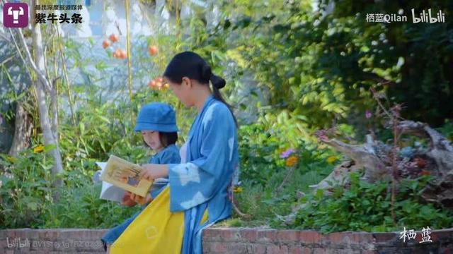 Китаянка окрашивает ткани натуральными растительными красителями