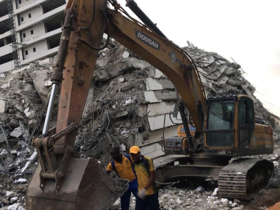 Число погибших в результате обрушения 21-этажного здания в Нигерии возросло до 15 человек