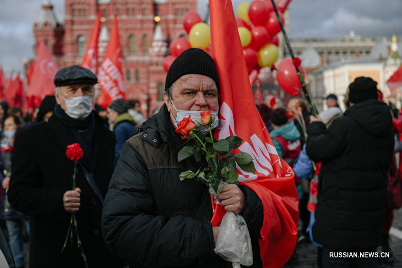 Москвичи отметили 104-летие Октябрьской революции