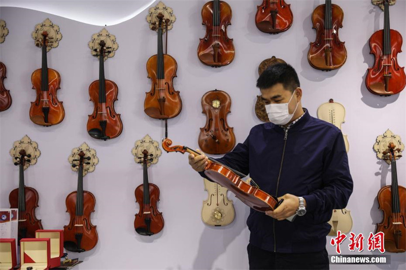 На фото: привлекшие внимание посетителей скрипки из старой фабрики музыкальных инструментов города Шэньян.