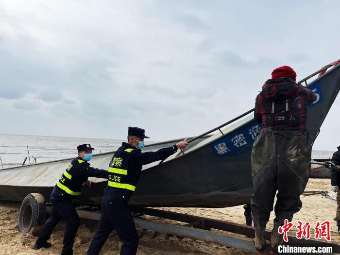 Зимний запрет на ловлю рыбы в самом крупном пограничном озере между Китаем и Россией вступил в силу