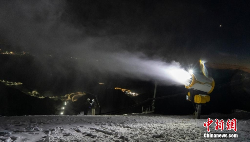 В Национальном центре горнолыжного спорта Китая начались работы по изготовлению снега